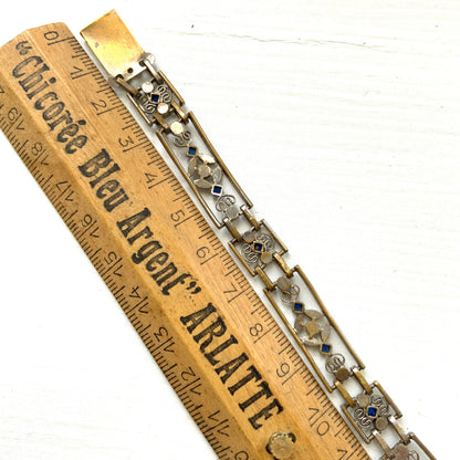 A beautiful openwork Art Deco bracelet dating to around the 1920s. 美しいオープンワークが印象的な、1920年代頃のアールデコヴィンテージブレスレット。 
