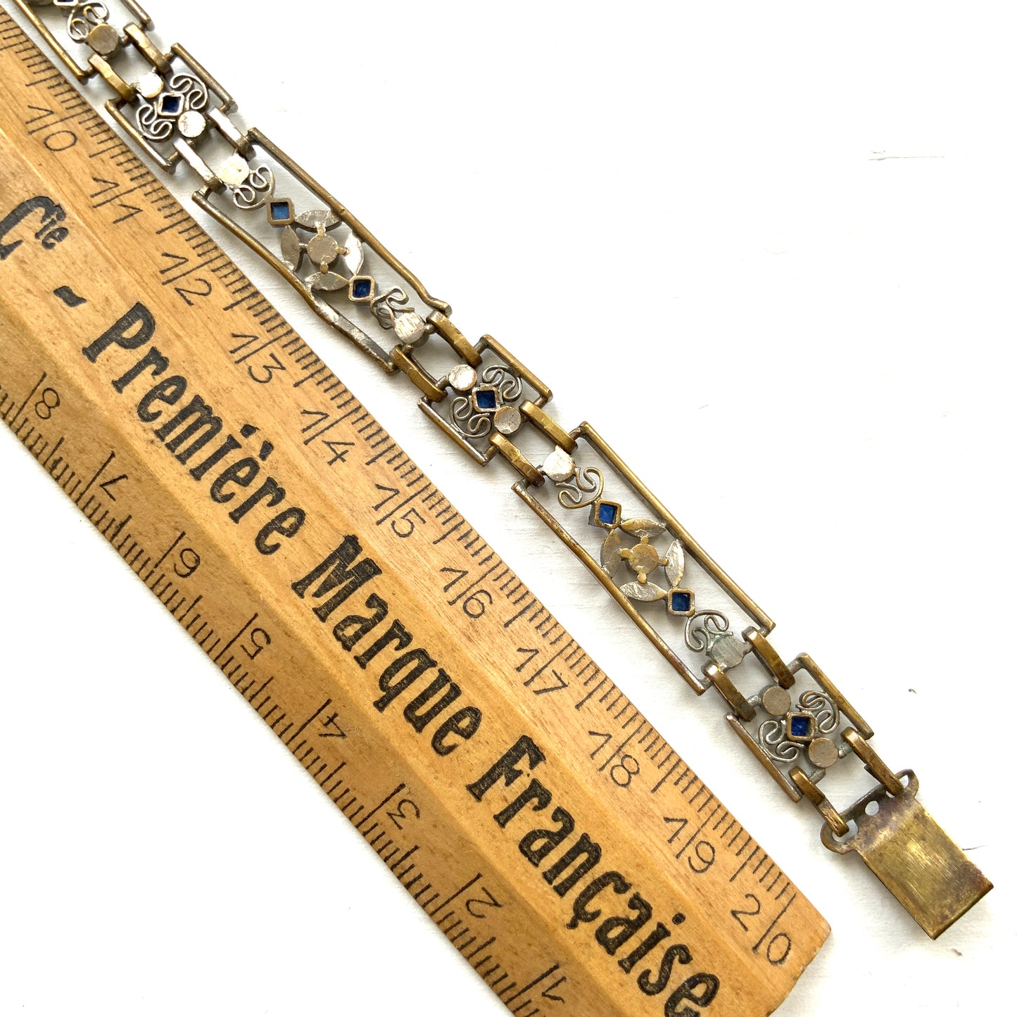 A beautiful openwork Art Deco bracelet dating to around the 1920s. 美しいオープンワークが印象的な、1920年代頃のアールデコヴィンテージブレスレット。 