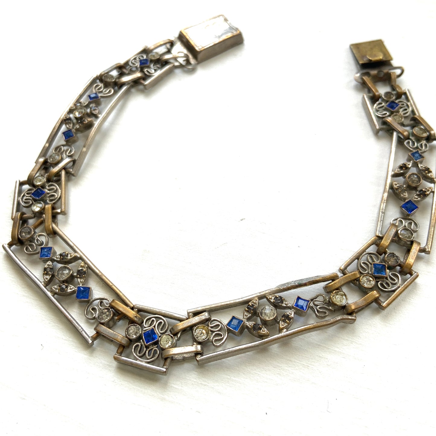 A beautiful openwork Art Deco bracelet dating to around the 1920s. 美しいオープンワークが印象的な、1920年代頃のアールデコヴィンテージブレスレット。 