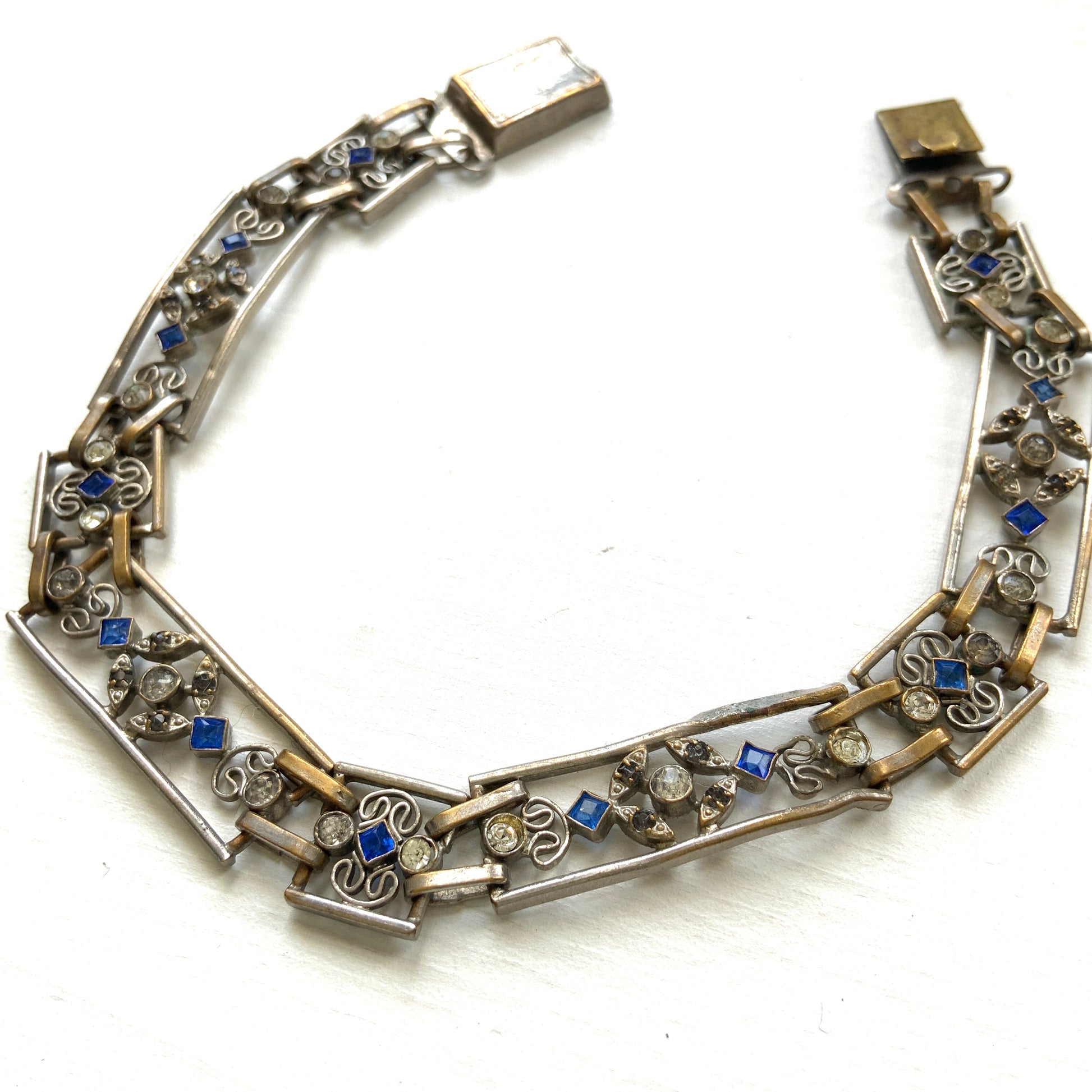 A beautiful openwork Art Deco bracelet dating to around the 1920s. 美しいオープンワークが印象的な、1920年代頃のアールデコヴィンテージブレスレット。 
