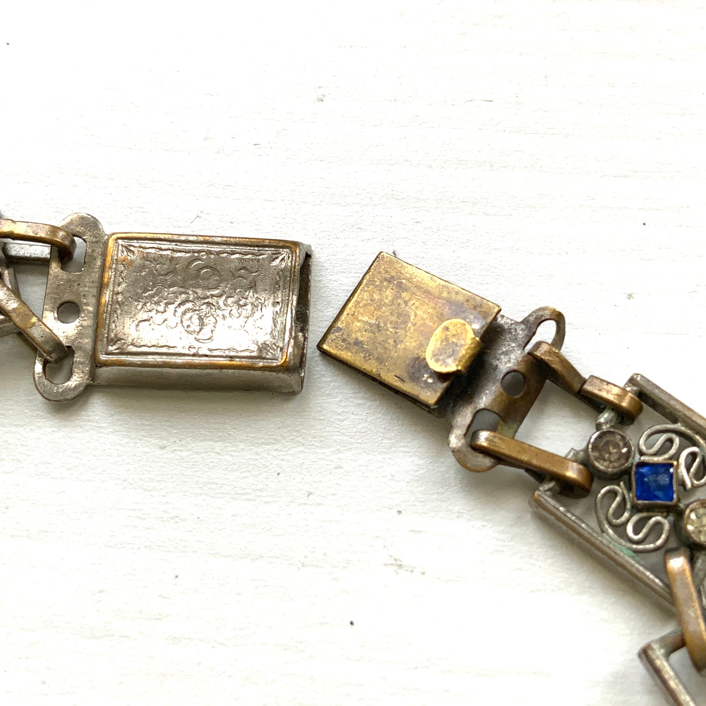 A beautiful openwork Art Deco bracelet dating to around the 1920s. 美しいオープンワークが印象的な、1920年代頃のアールデコヴィンテージブレスレット。 