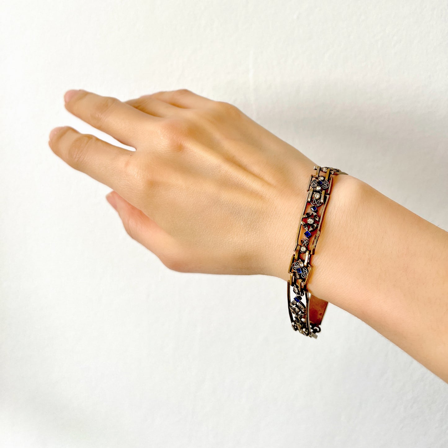 A beautiful openwork Art Deco bracelet dating to around the 1920s. 美しいオープンワークが印象的な、1920年代頃のアールデコヴィンテージブレスレット。 