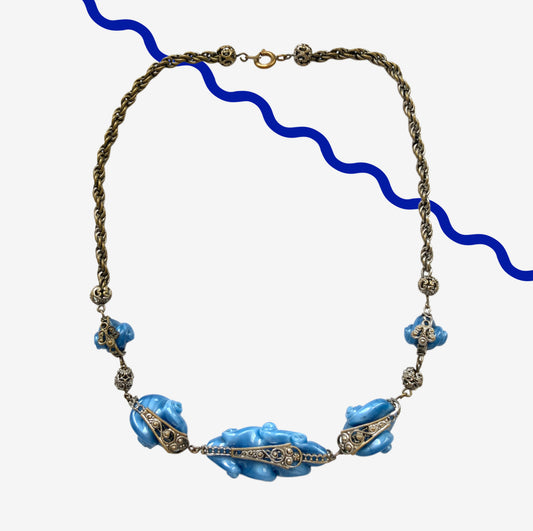 A vintage necklace featuring beautiful satin art glass with soft blue marbling. ブルーのマーブル模様が美しい、サテンアートグラスを使ったヴィンテージネックレス。 