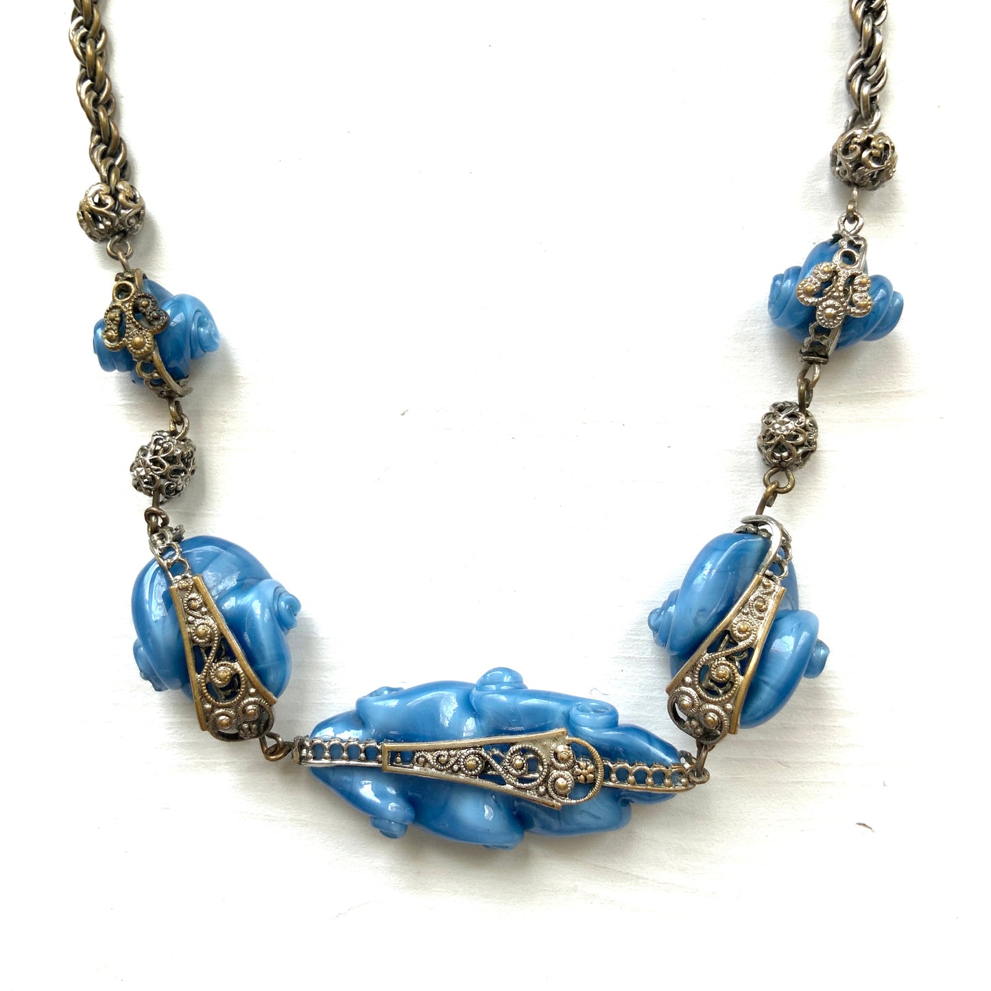 A vintage necklace featuring beautiful satin art glass with soft blue marbling. ブルーのマーブル模様が美しい、サテンアートグラスを使ったヴィンテージネックレス。 