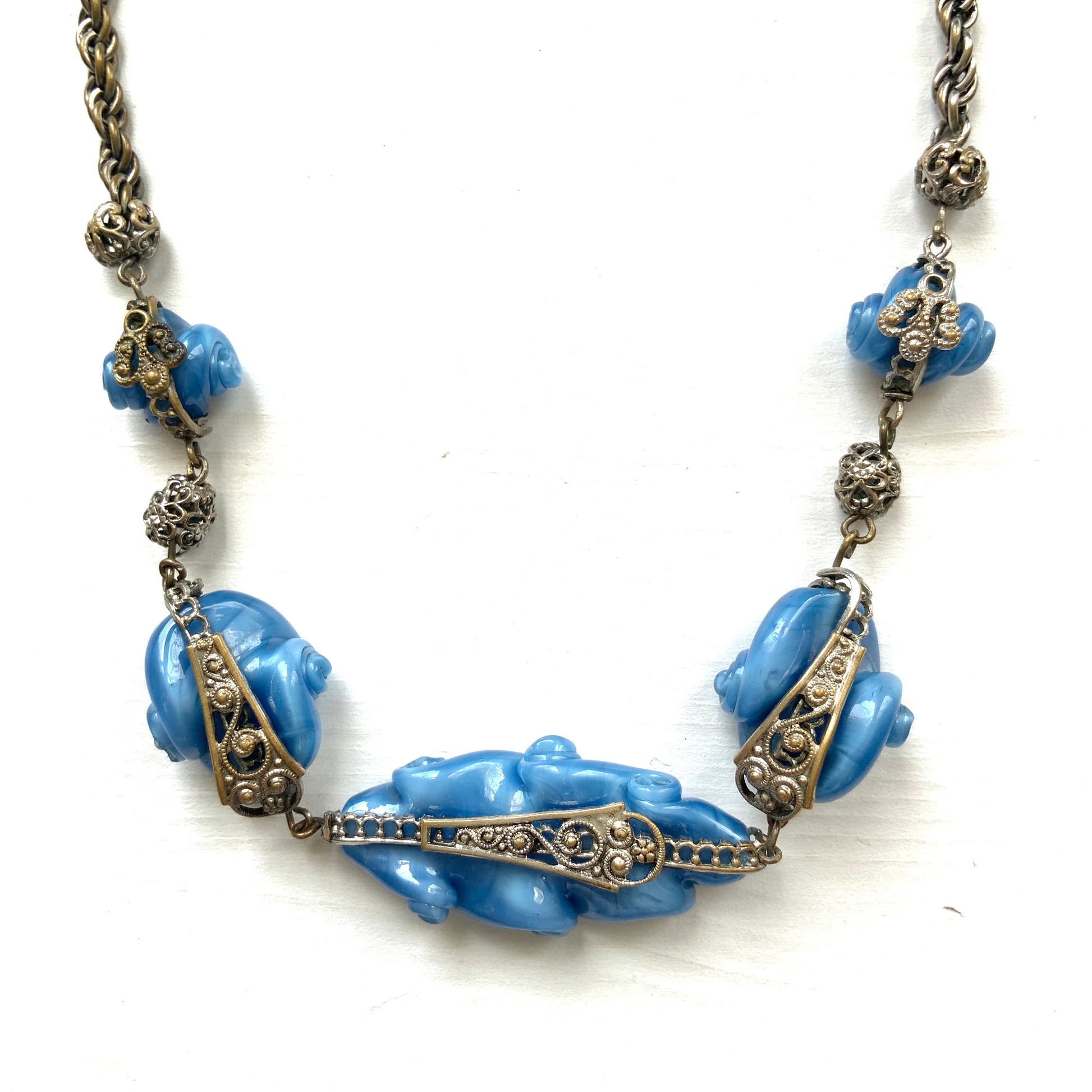 A vintage necklace featuring beautiful satin art glass with soft blue marbling. ブルーのマーブル模様が美しい、サテンアートグラスを使ったヴィンテージネックレス。 
