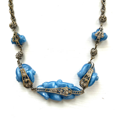 A vintage necklace featuring beautiful satin art glass with soft blue marbling. ブルーのマーブル模様が美しい、サテンアートグラスを使ったヴィンテージネックレス。 