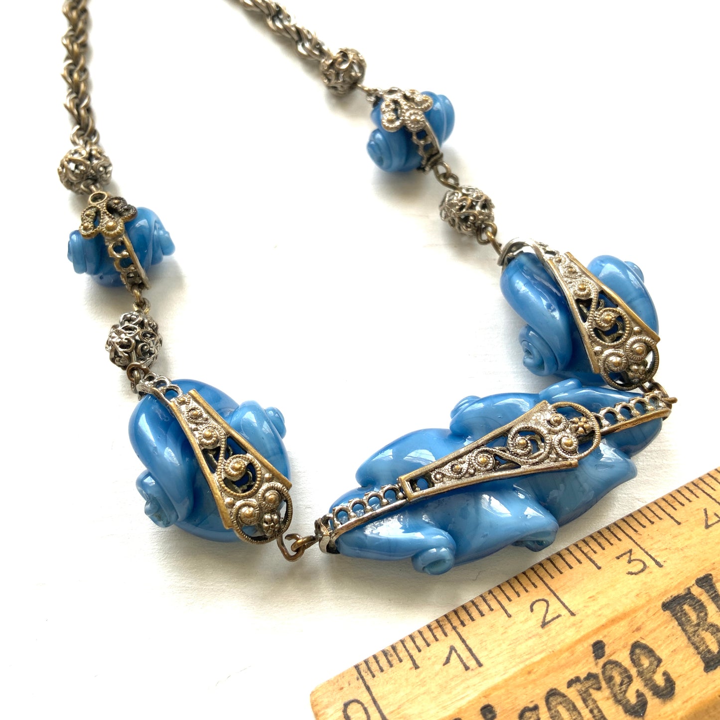 A vintage necklace featuring beautiful satin art glass with soft blue marbling. ブルーのマーブル模様が美しい、サテンアートグラスを使ったヴィンテージネックレス。 