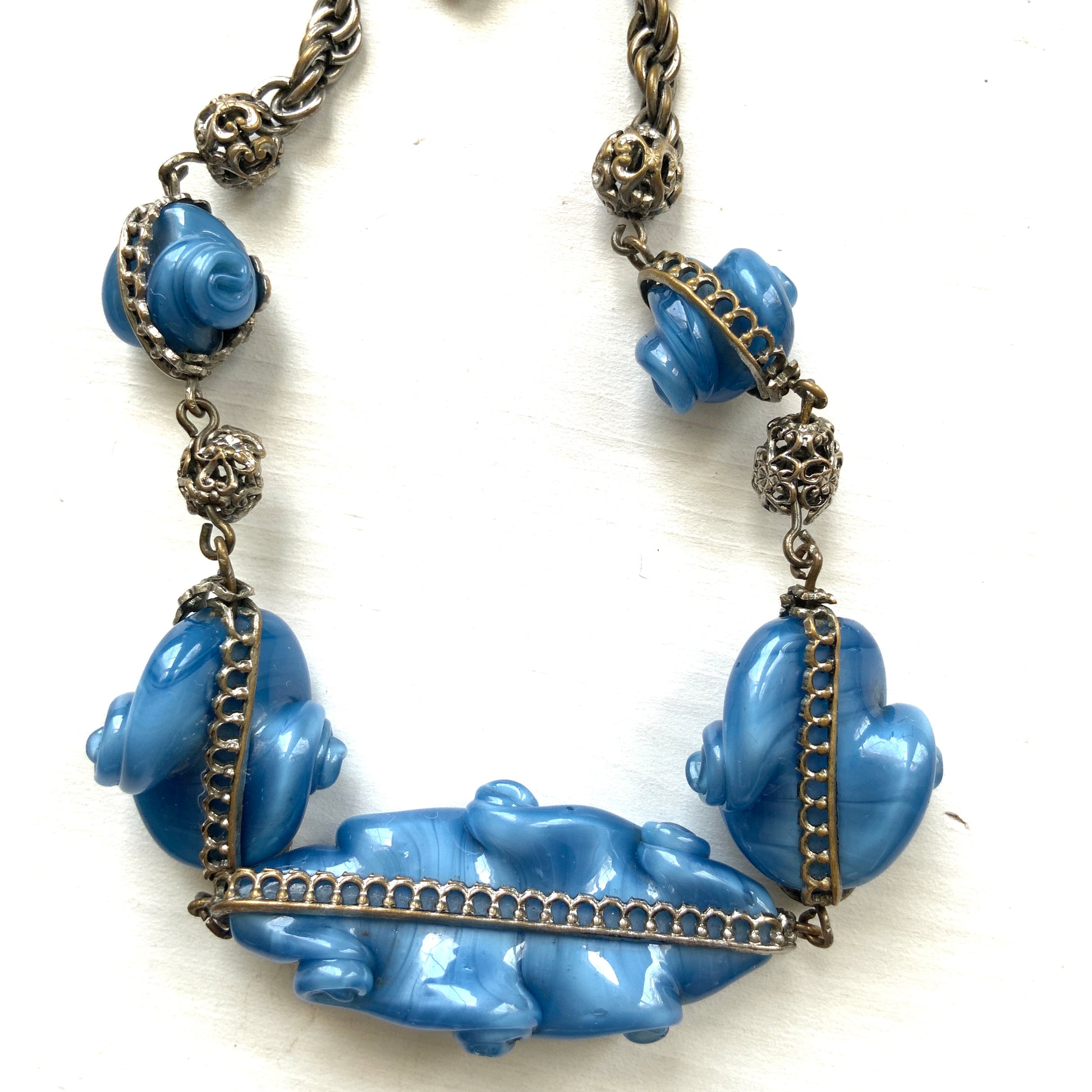 A vintage necklace featuring beautiful satin art glass with soft blue marbling. ブルーのマーブル模様が美しい、サテンアートグラスを使ったヴィンテージネックレス。 