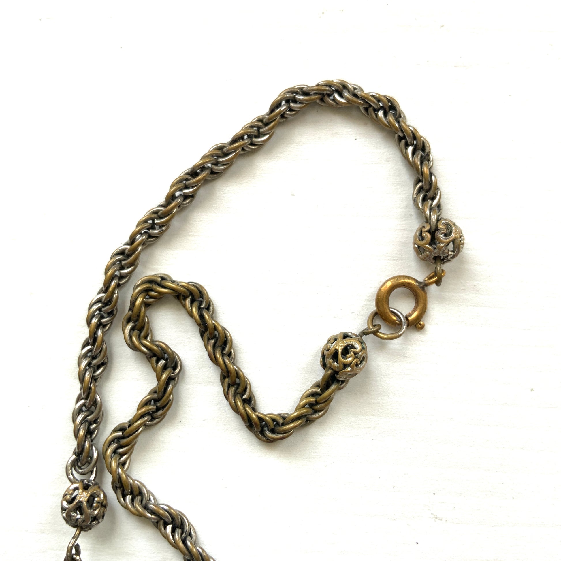 A vintage necklace featuring beautiful satin art glass with soft blue marbling. ブルーのマーブル模様が美しい、サテンアートグラスを使ったヴィンテージネックレス。 