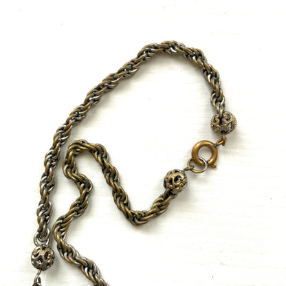 A vintage necklace featuring beautiful satin art glass with soft blue marbling. ブルーのマーブル模様が美しい、サテンアートグラスを使ったヴィンテージネックレス。 