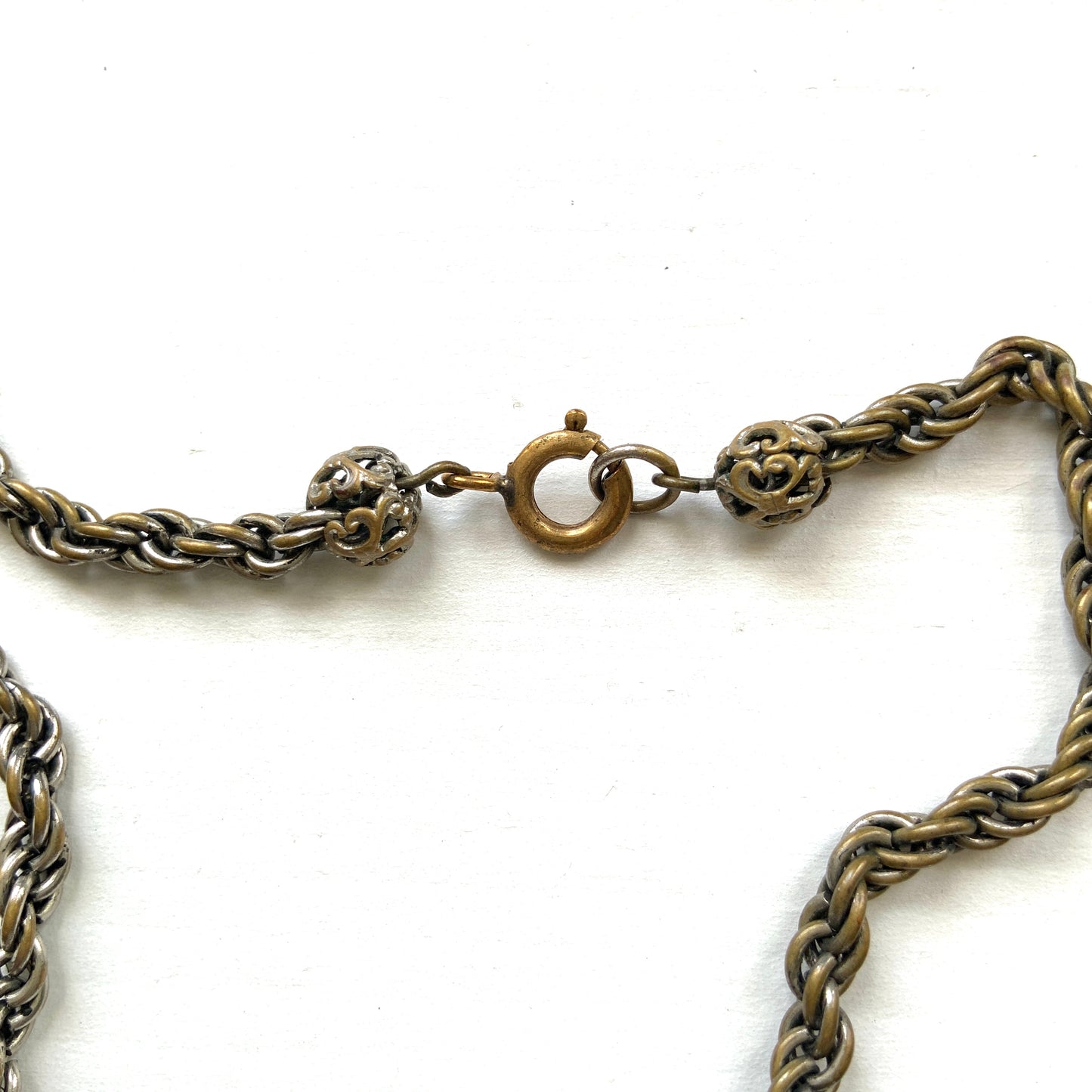 A vintage necklace featuring beautiful satin art glass with soft blue marbling. ブルーのマーブル模様が美しい、サテンアートグラスを使ったヴィンテージネックレス。 