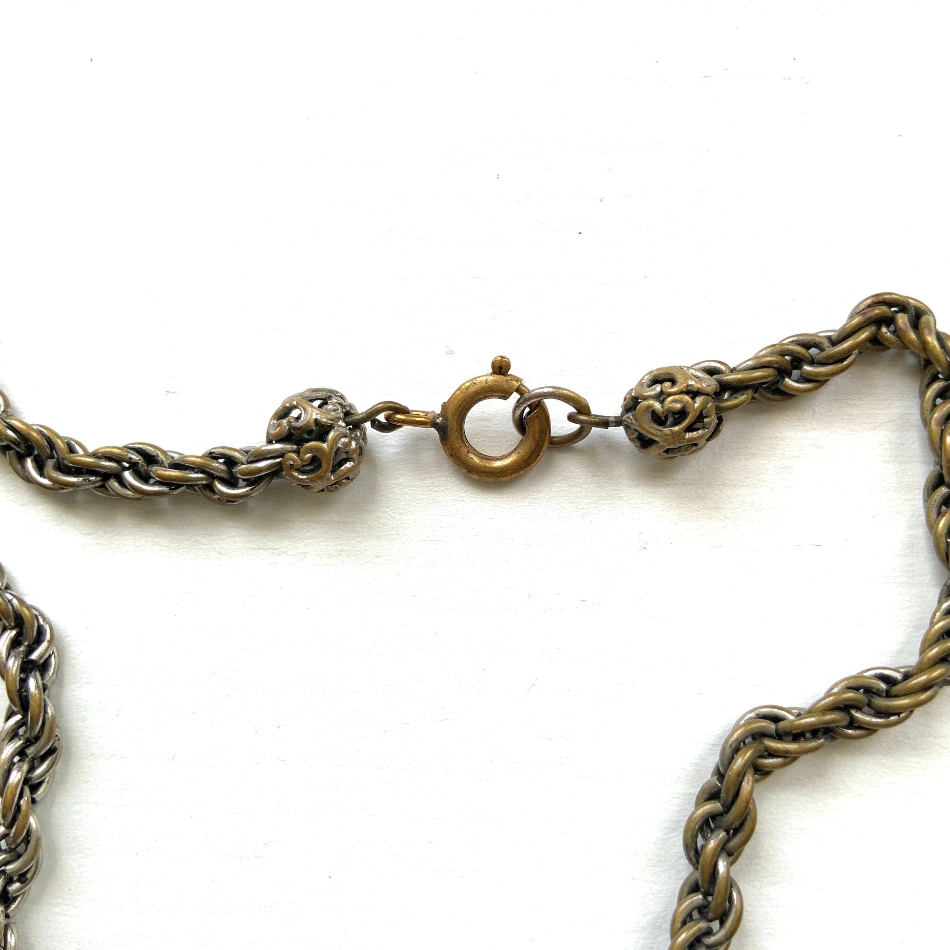 A vintage necklace featuring beautiful satin art glass with soft blue marbling. ブルーのマーブル模様が美しい、サテンアートグラスを使ったヴィンテージネックレス。 
