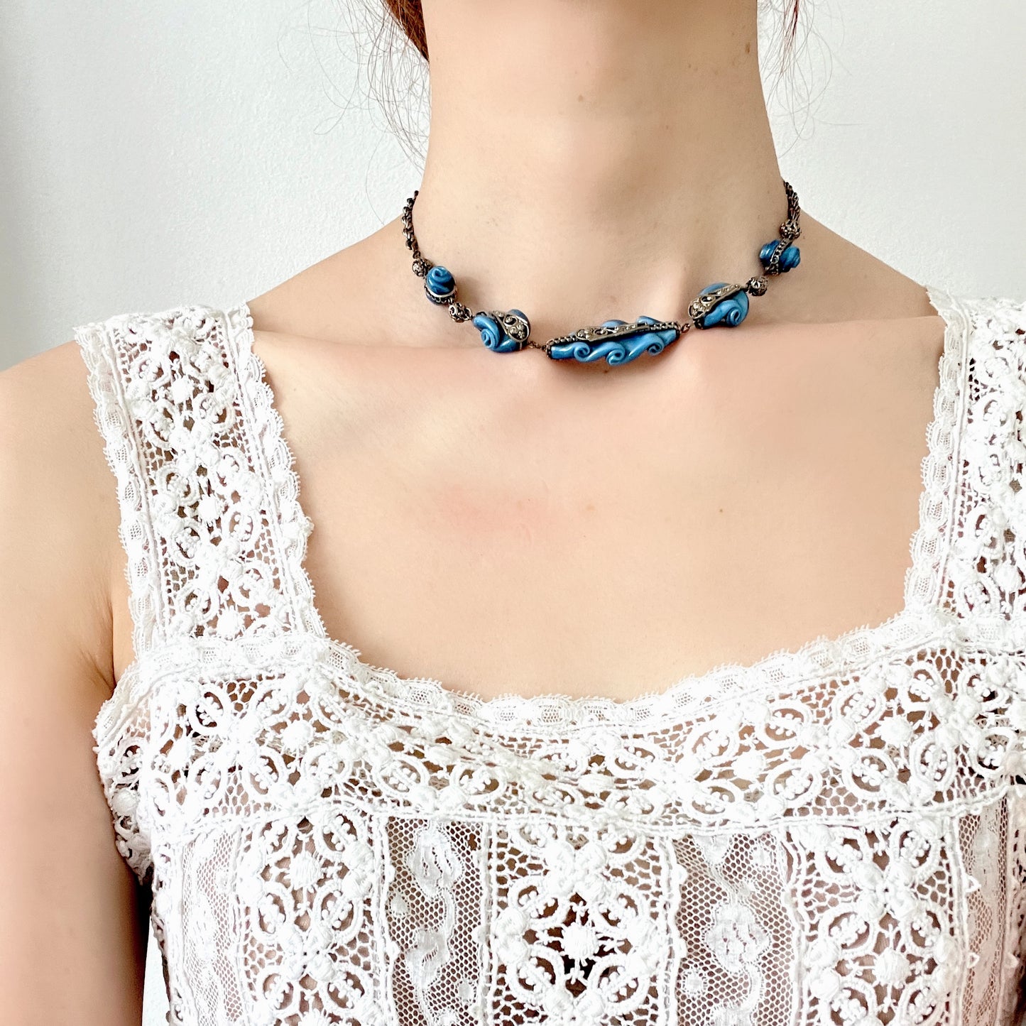 A vintage necklace featuring beautiful satin art glass with soft blue marbling. ブルーのマーブル模様が美しい、サテンアートグラスを使ったヴィンテージネックレス。 