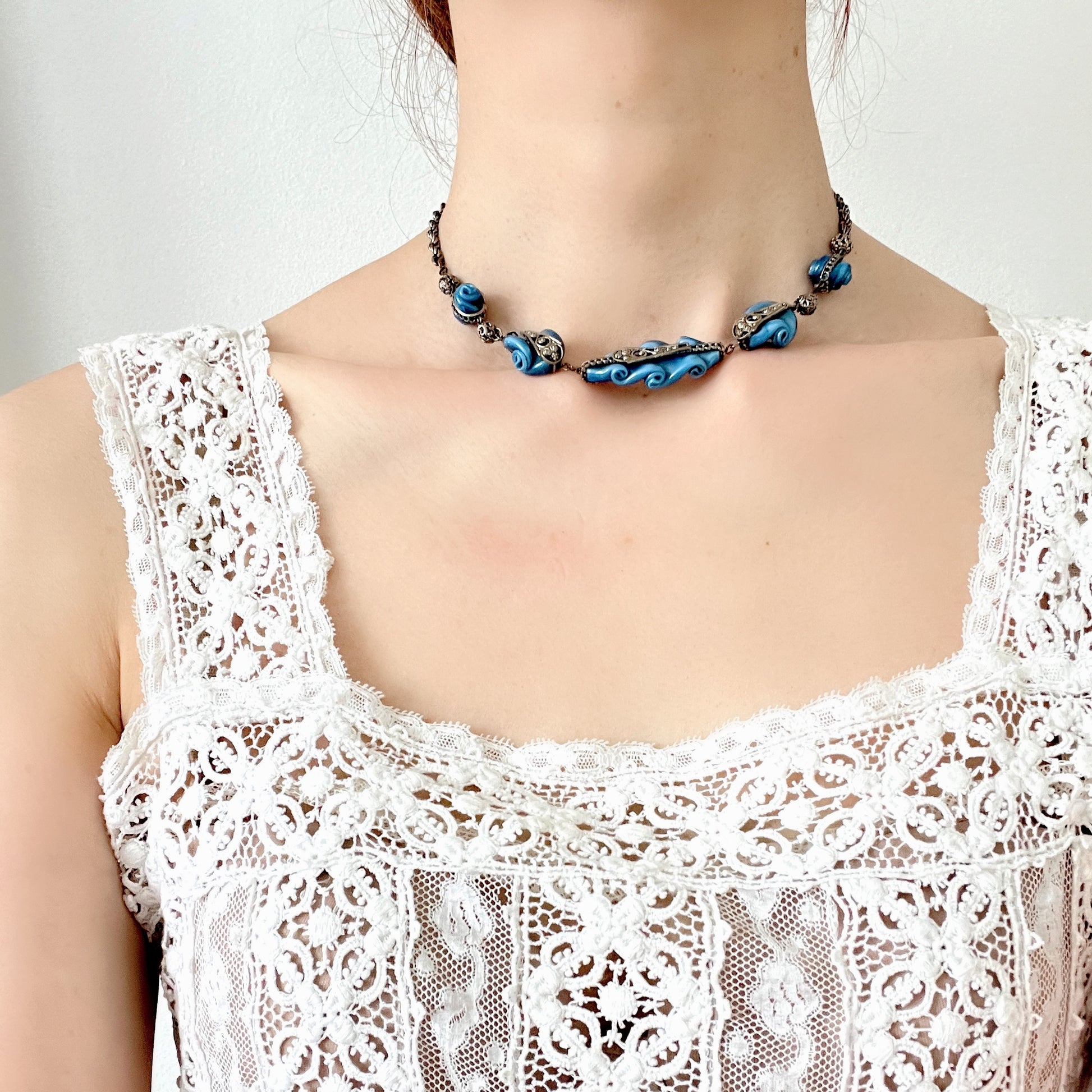 A vintage necklace featuring beautiful satin art glass with soft blue marbling. ブルーのマーブル模様が美しい、サテンアートグラスを使ったヴィンテージネックレス。 