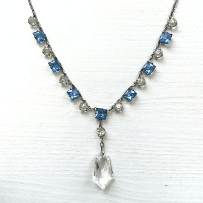 A vintage necklace featuring alternating blue and clear glass stones. ブルーとクリアのグラスを連ねたヴィンテージネックレス。