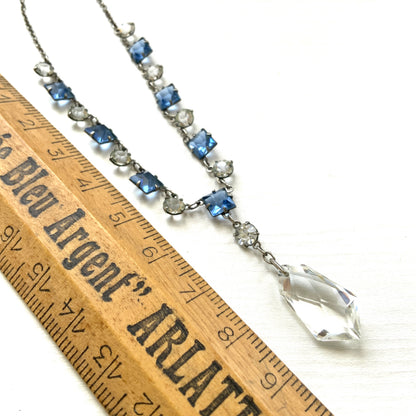 A vintage necklace featuring alternating blue and clear glass stones. ブルーとクリアのグラスを連ねたヴィンテージネックレス。