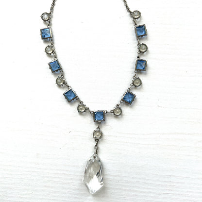 A vintage necklace featuring alternating blue and clear glass stones. ブルーとクリアのグラスを連ねたヴィンテージネックレス。