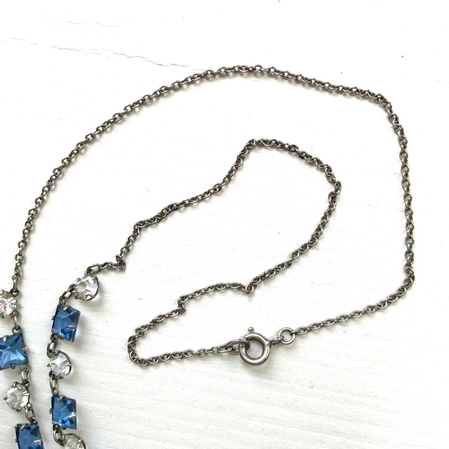 A vintage necklace featuring alternating blue and clear glass stones. ブルーとクリアのグラスを連ねたヴィンテージネックレス。