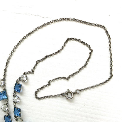 A vintage necklace featuring alternating blue and clear glass stones. ブルーとクリアのグラスを連ねたヴィンテージネックレス。