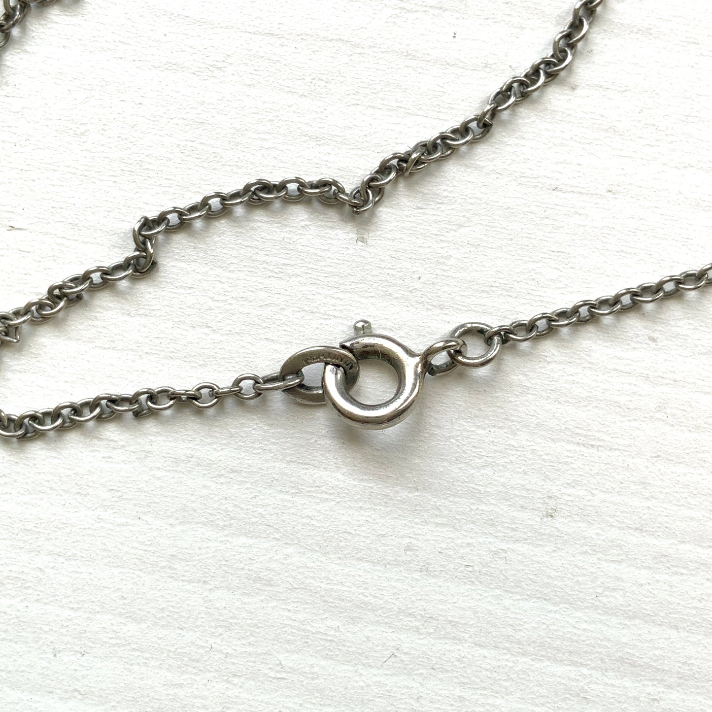 A vintage necklace featuring alternating blue and clear glass stones. ブルーとクリアのグラスを連ねたヴィンテージネックレス。