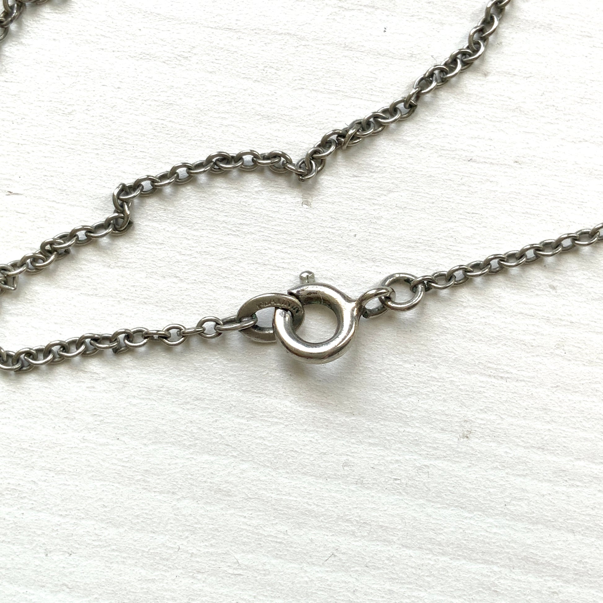 A vintage necklace featuring alternating blue and clear glass stones. ブルーとクリアのグラスを連ねたヴィンテージネックレス。