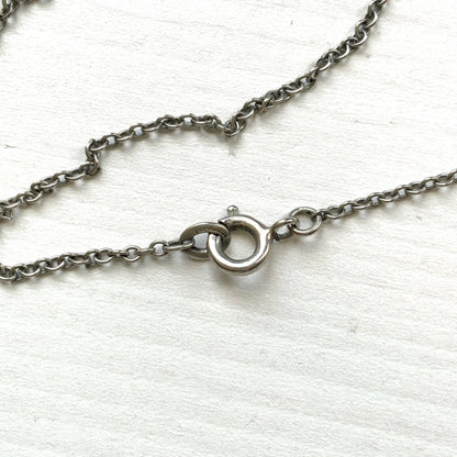 A vintage necklace featuring alternating blue and clear glass stones. ブルーとクリアのグラスを連ねたヴィンテージネックレス。