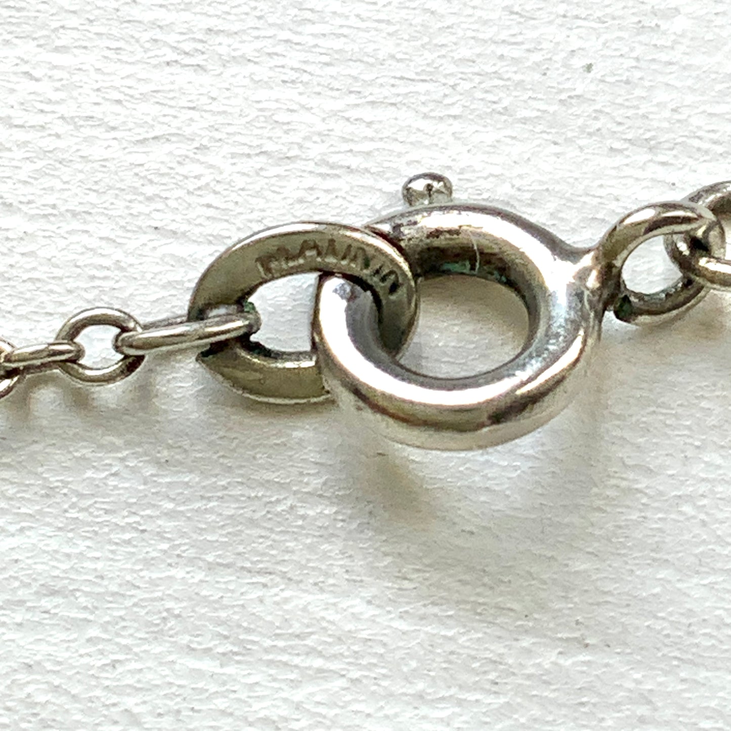 A vintage necklace featuring alternating blue and clear glass stones. ブルーとクリアのグラスを連ねたヴィンテージネックレス。