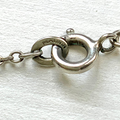 A vintage necklace featuring alternating blue and clear glass stones. ブルーとクリアのグラスを連ねたヴィンテージネックレス。