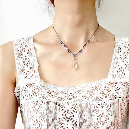 A vintage necklace featuring alternating blue and clear glass stones. ブルーとクリアのグラスを連ねたヴィンテージネックレス。