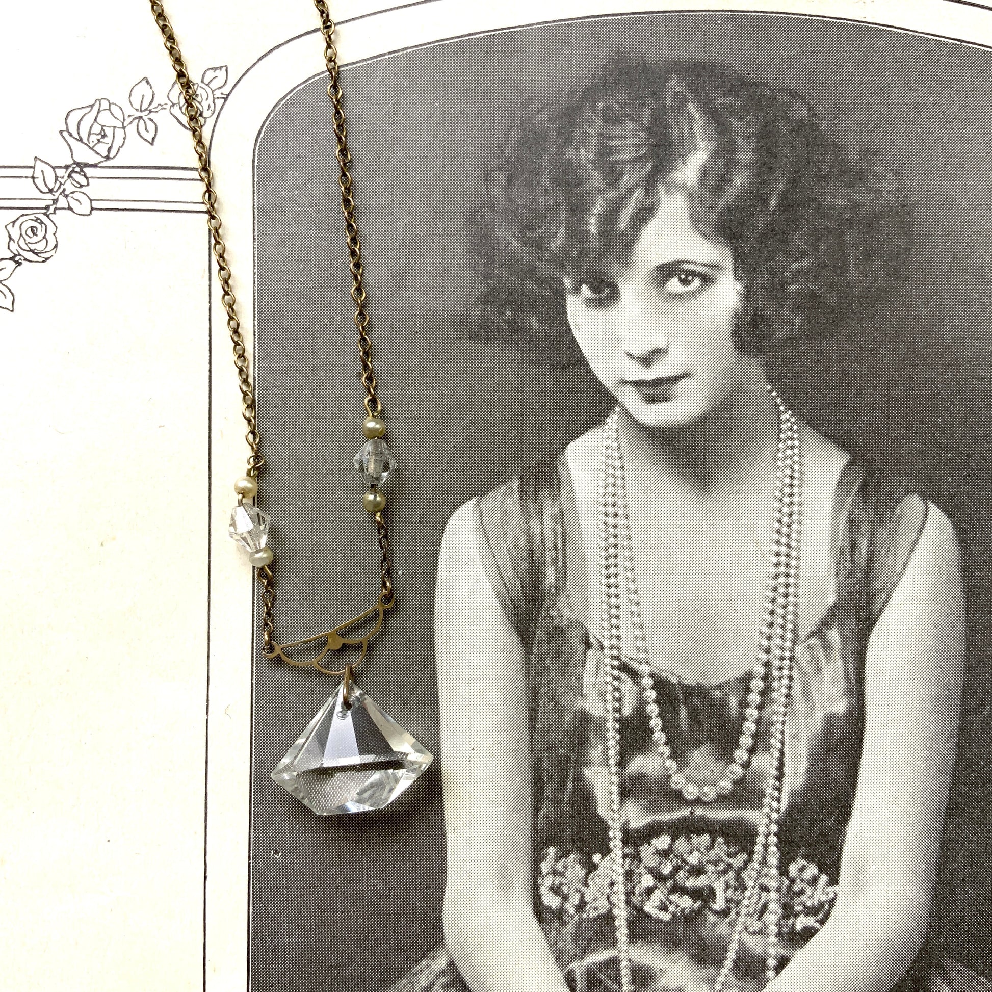 Art Deco necklace with clear triangular faceted glass stones and small faux pearls. 三角フォルムのクリアファセットグラスと小粒パールが連なる、アールデコネックレス。 