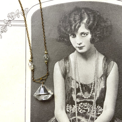 Art Deco necklace with clear triangular faceted glass stones and small faux pearls. 三角フォルムのクリアファセットグラスと小粒パールが連なる、アールデコネックレス。 