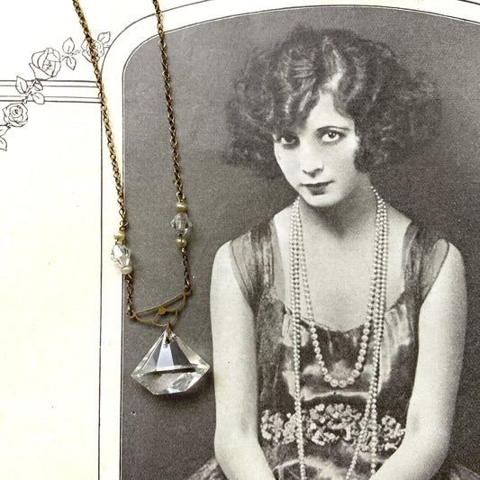Art Deco necklace with clear triangular faceted glass stones and small faux pearls. 三角フォルムのクリアファセットグラスと小粒パールが連なる、アールデコネックレス。 