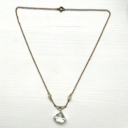Art Deco necklace with clear triangular faceted glass stones and small faux pearls. 三角フォルムのクリアファセットグラスと小粒パールが連なる、アールデコネックレス。 