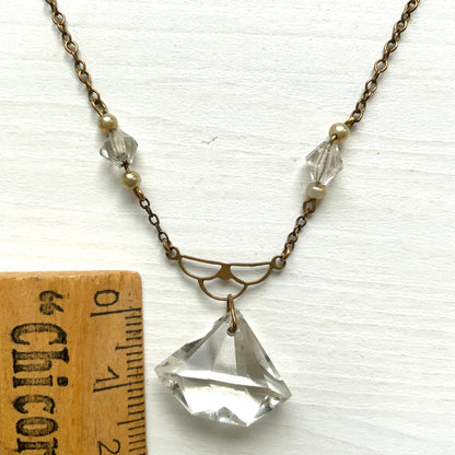 Art Deco necklace with clear triangular faceted glass stones and small faux pearls. 三角フォルムのクリアファセットグラスと小粒パールが連なる、アールデコネックレス。 