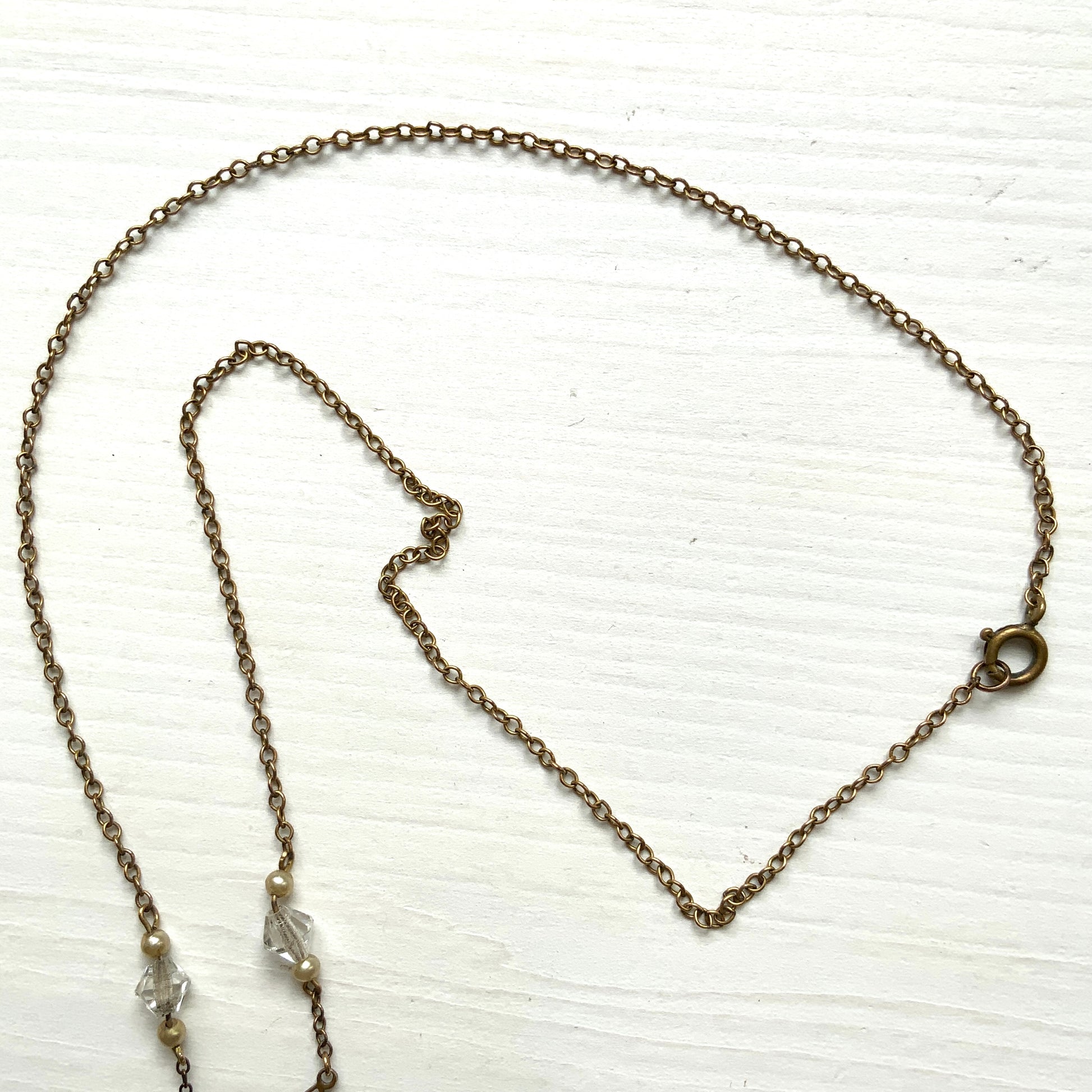 Art Deco necklace with clear triangular faceted glass stones and small faux pearls. 三角フォルムのクリアファセットグラスと小粒パールが連なる、アールデコネックレス。 