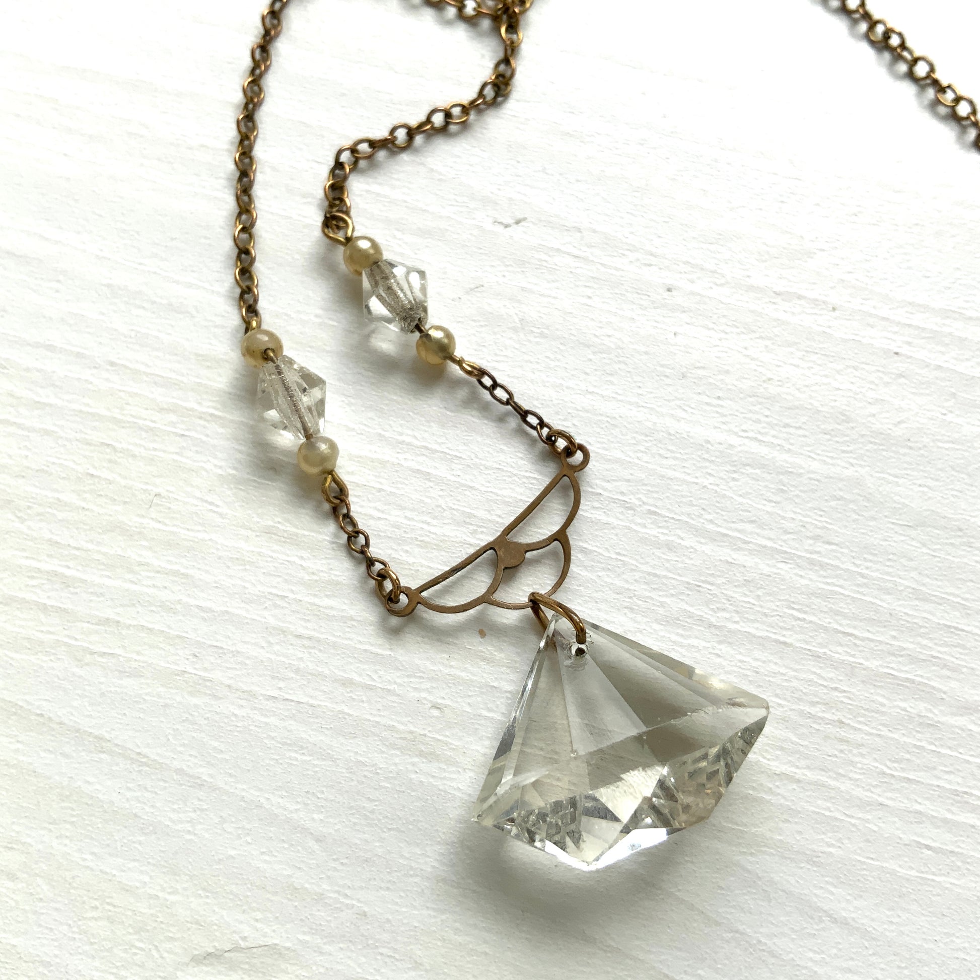 Art Deco necklace with clear triangular faceted glass stones and small faux pearls. 三角フォルムのクリアファセットグラスと小粒パールが連なる、アールデコネックレス。 
