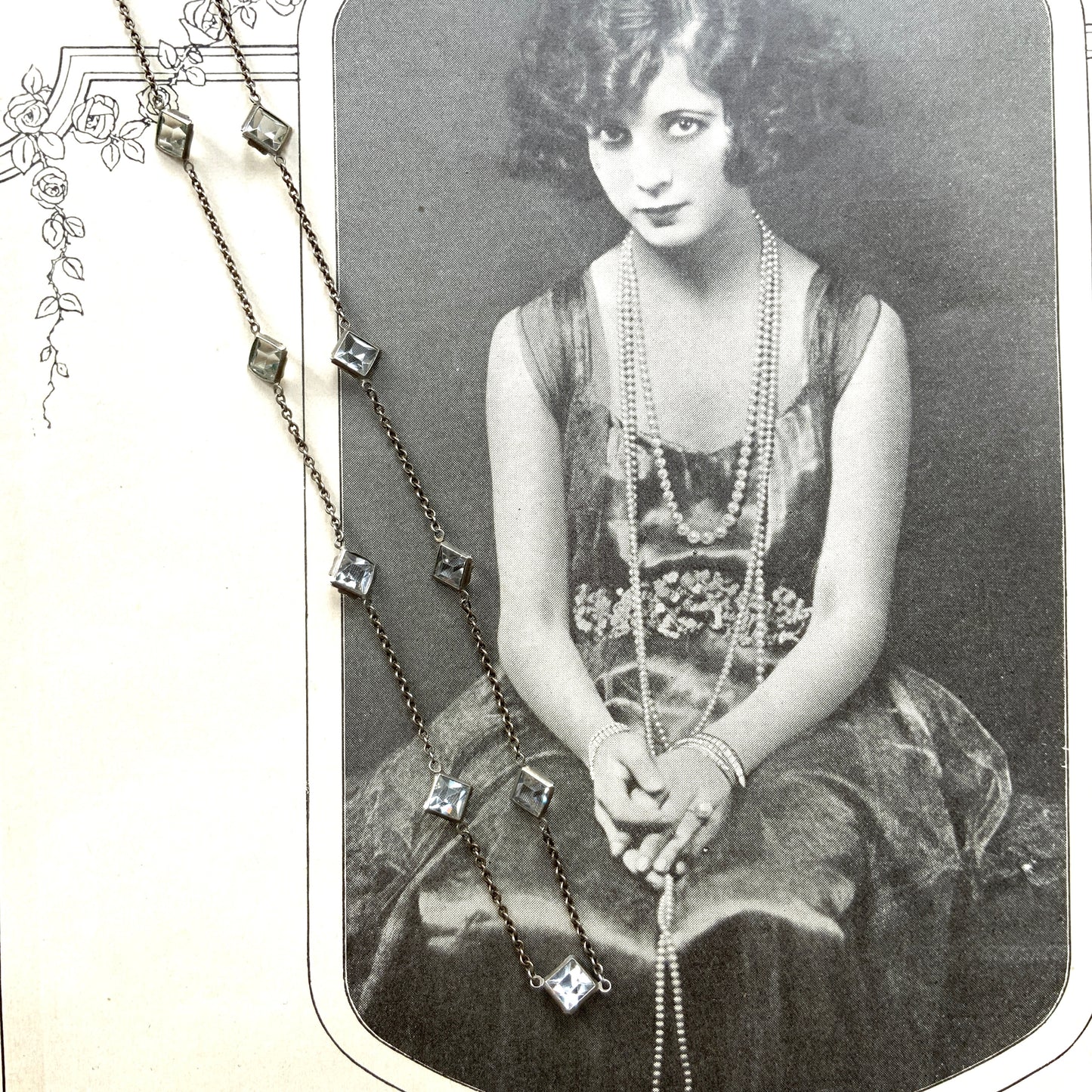 Platinon necklace set with diamond-shaped clear glass stones placed at intervals along the chain. ダイヤ型のクリアグラスがとびとびについたプラチノンのネックレス。