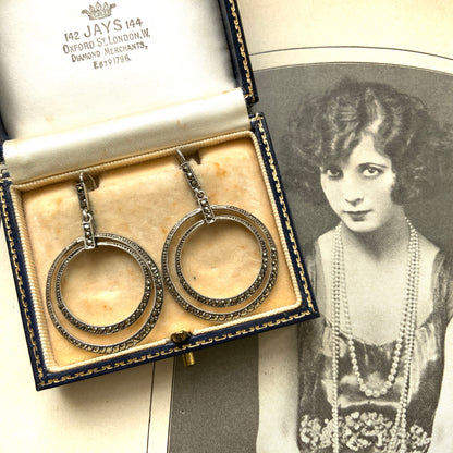 Silver earrings with two slender hoops that sway gracefully.  二つの細いフープが揺れるシルバーピアス。 