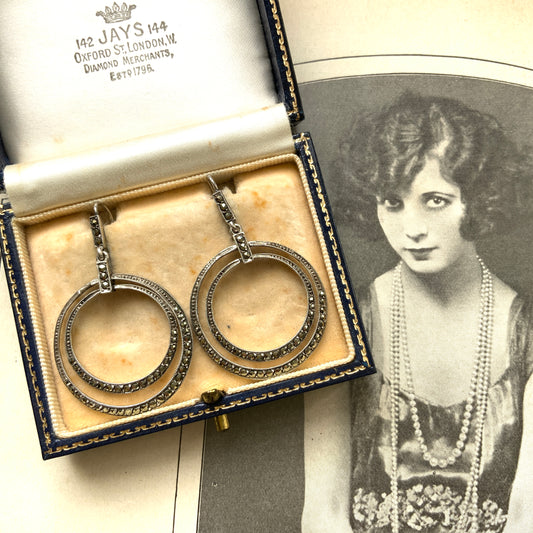 Silver earrings with two slender hoops that sway gracefully.  二つの細いフープが揺れるシルバーピアス。 