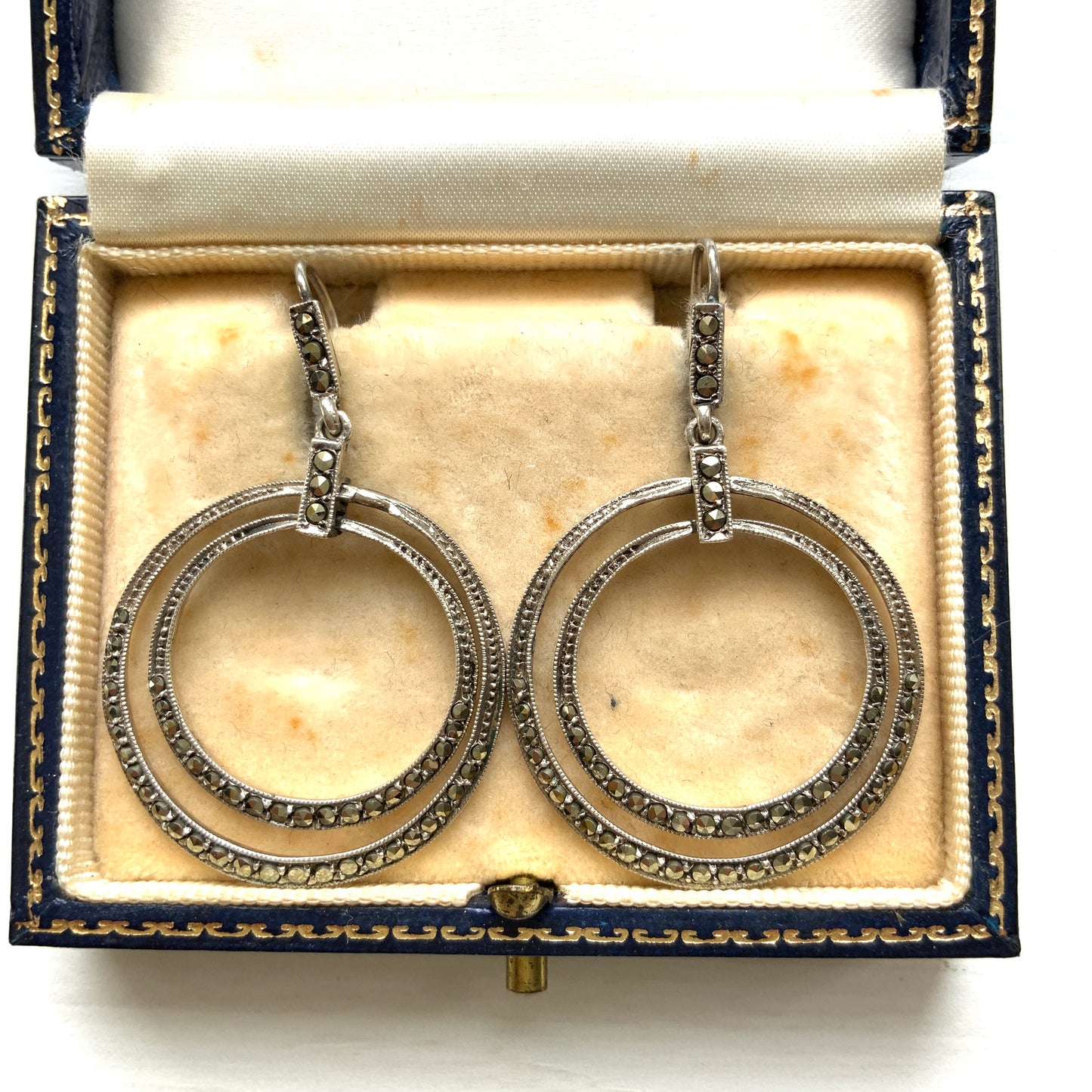 Silver earrings with two slender hoops that sway gracefully.  二つの細いフープが揺れるシルバーピアス。 