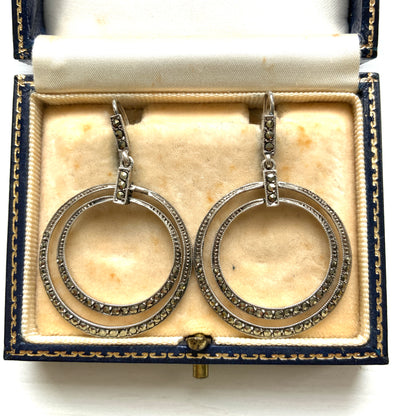 Silver earrings with two slender hoops that sway gracefully.  二つの細いフープが揺れるシルバーピアス。 