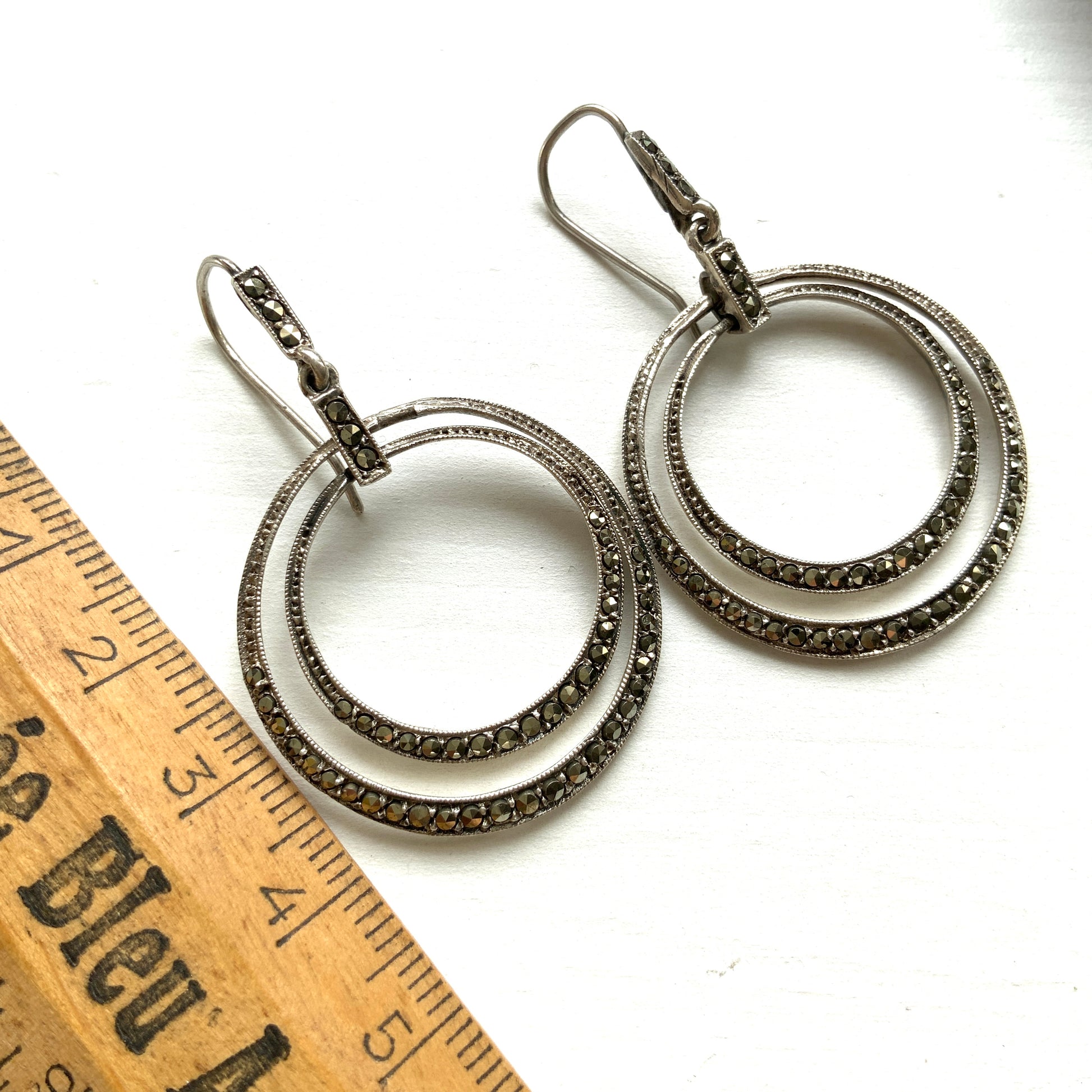 Silver earrings with two slender hoops that sway gracefully.  二つの細いフープが揺れるシルバーピアス。 