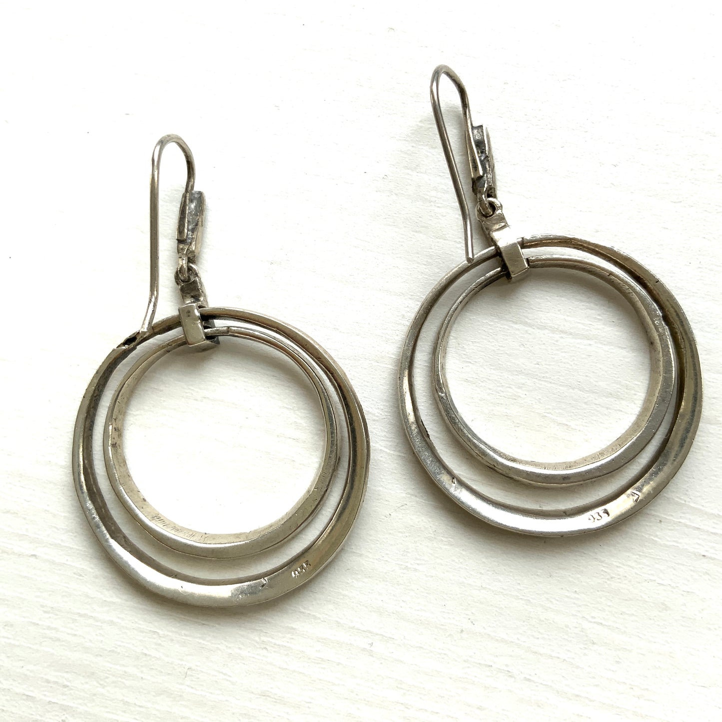Silver earrings with two slender hoops that sway gracefully.  二つの細いフープが揺れるシルバーピアス。 