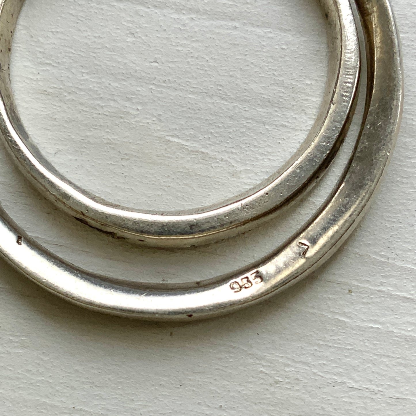 Silver earrings with two slender hoops that sway gracefully.  二つの細いフープが揺れるシルバーピアス。 