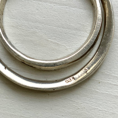 Silver earrings with two slender hoops that sway gracefully.  二つの細いフープが揺れるシルバーピアス。 