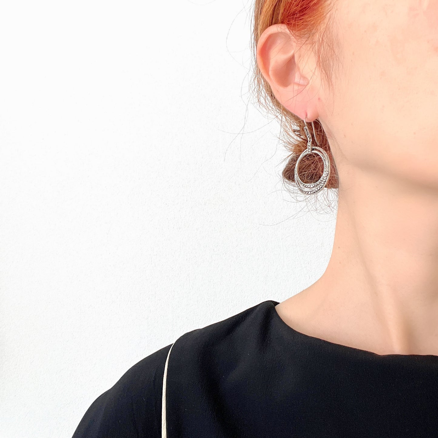 Silver earrings with two slender hoops that sway gracefully.  二つの細いフープが揺れるシルバーピアス。 