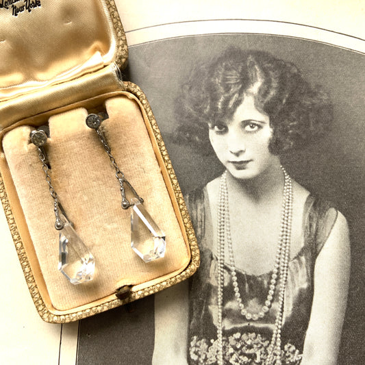 Screw-back earrings featuring clear faceted glass in a unique triangular form. ユニークな三角フォルムのファセットグラスが揺れる、スクリューイヤリング。