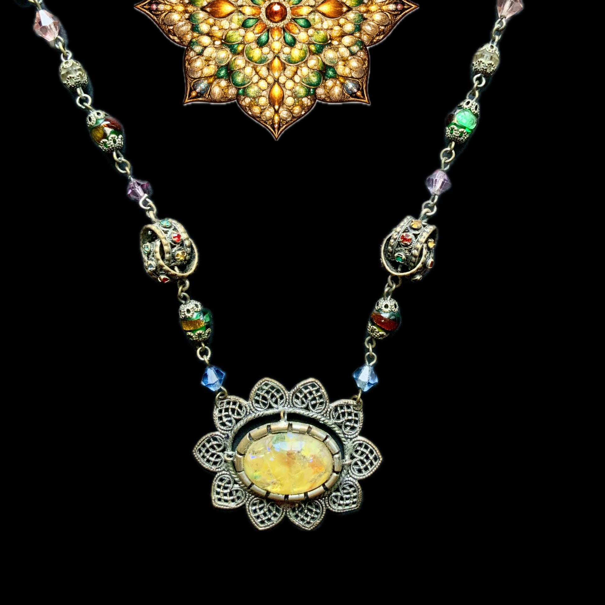  A striking vintage necklace featuring opalescent foil glass. オパルセントフォイルグラスをあしらった、存在感のあるヴィンテージネックレス。