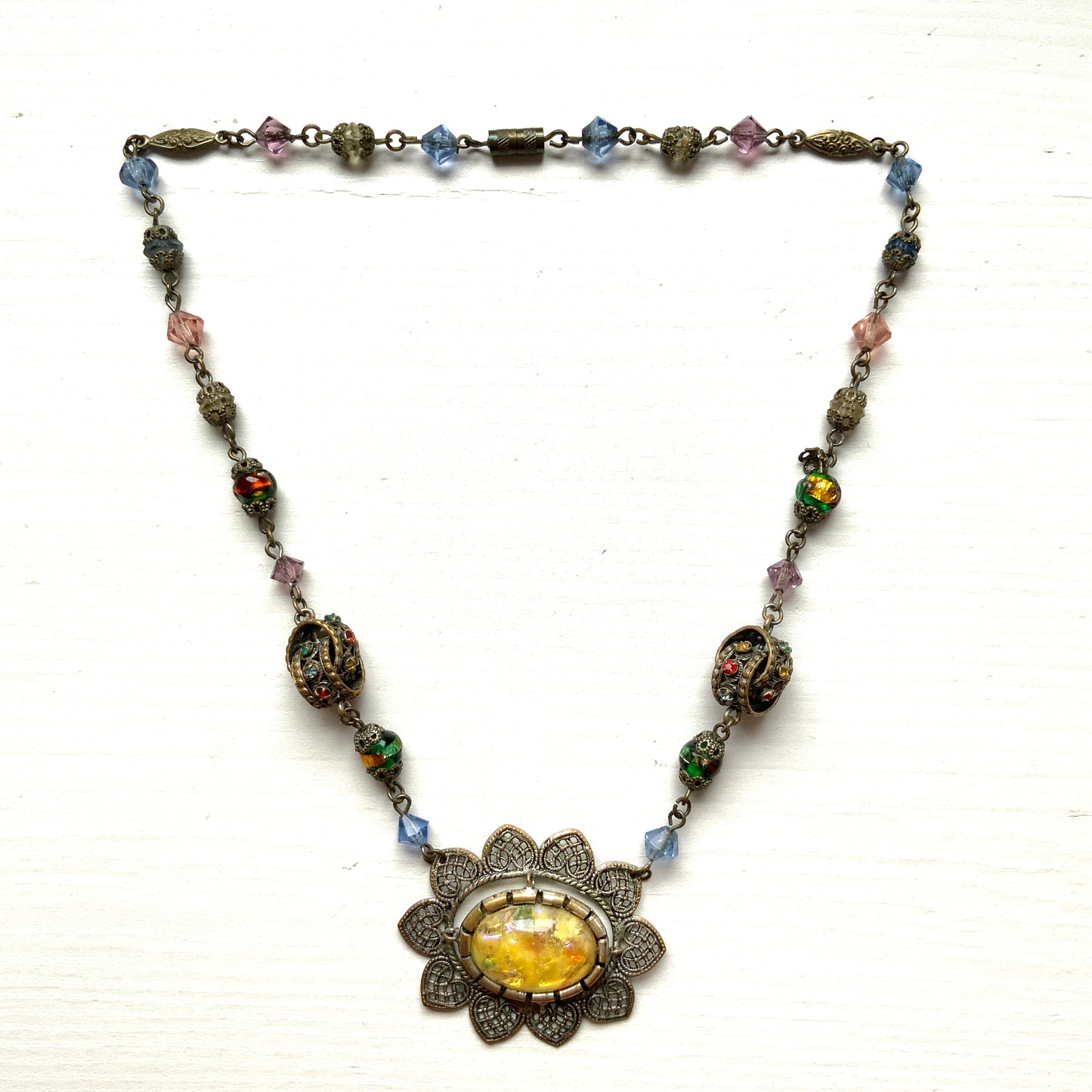  A striking vintage necklace featuring opalescent foil glass. オパルセントフォイルグラスをあしらった、存在感のあるヴィンテージネックレス。