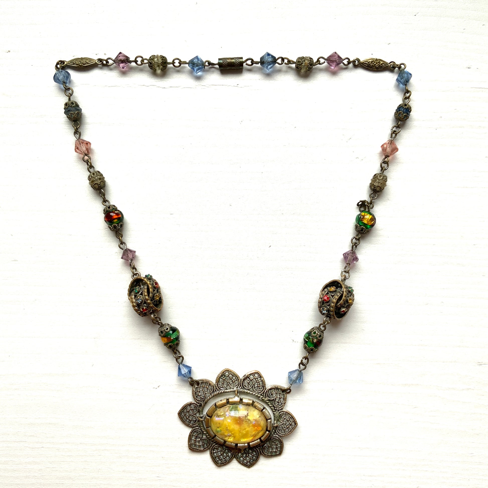  A striking vintage necklace featuring opalescent foil glass. オパルセントフォイルグラスをあしらった、存在感のあるヴィンテージネックレス。